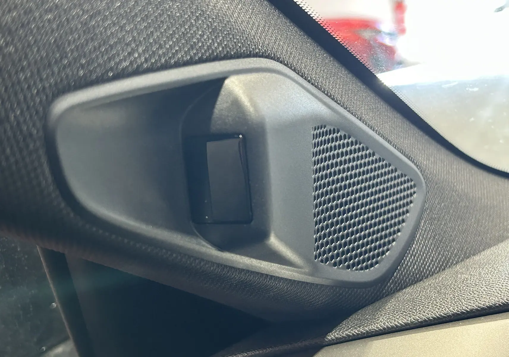 Détail intérieur du haut-parleur et capteur de la porte côté gauche de la Peugeot 308 gris Artense.