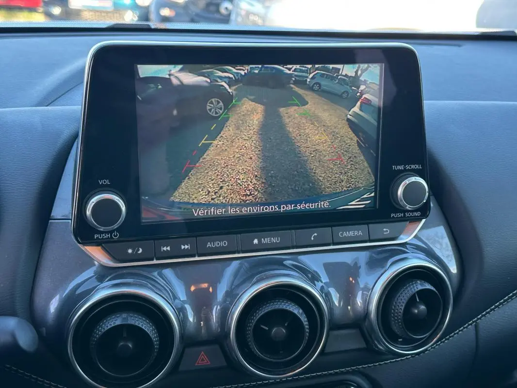 Écran tactile intérieur du Nissan Juke 2023.5 Shadow montrant la caméra de recul avec vue arrière du véhicule.