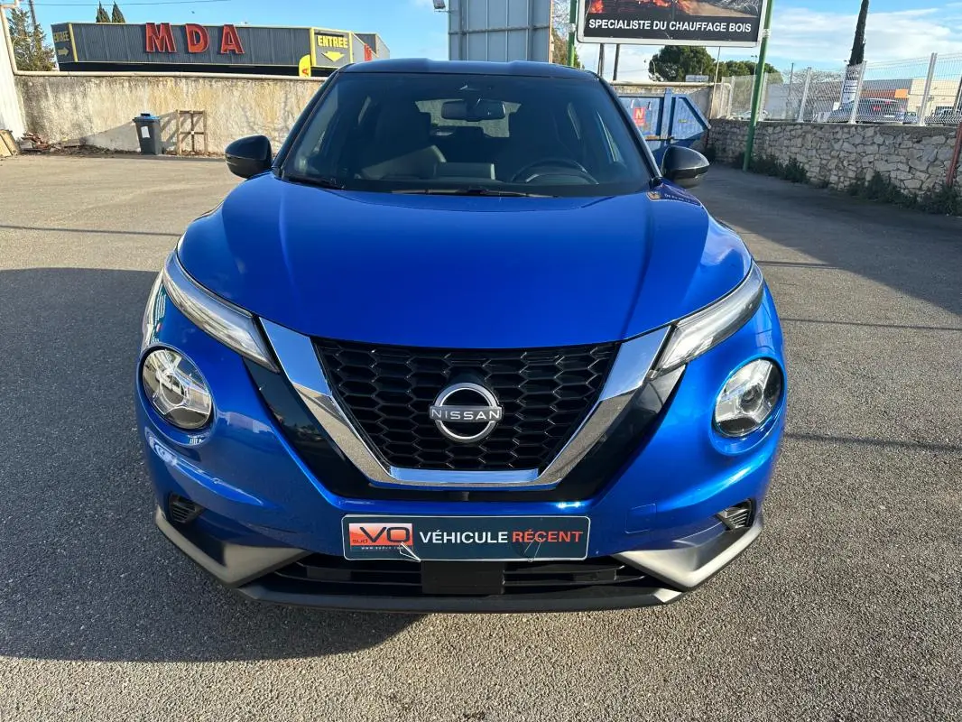Vue avant d'un Nissan Juke 2023.5 DIG-T 114 Shadow bleu clair avec calandre noire et jantes alliage 17 pouces.
