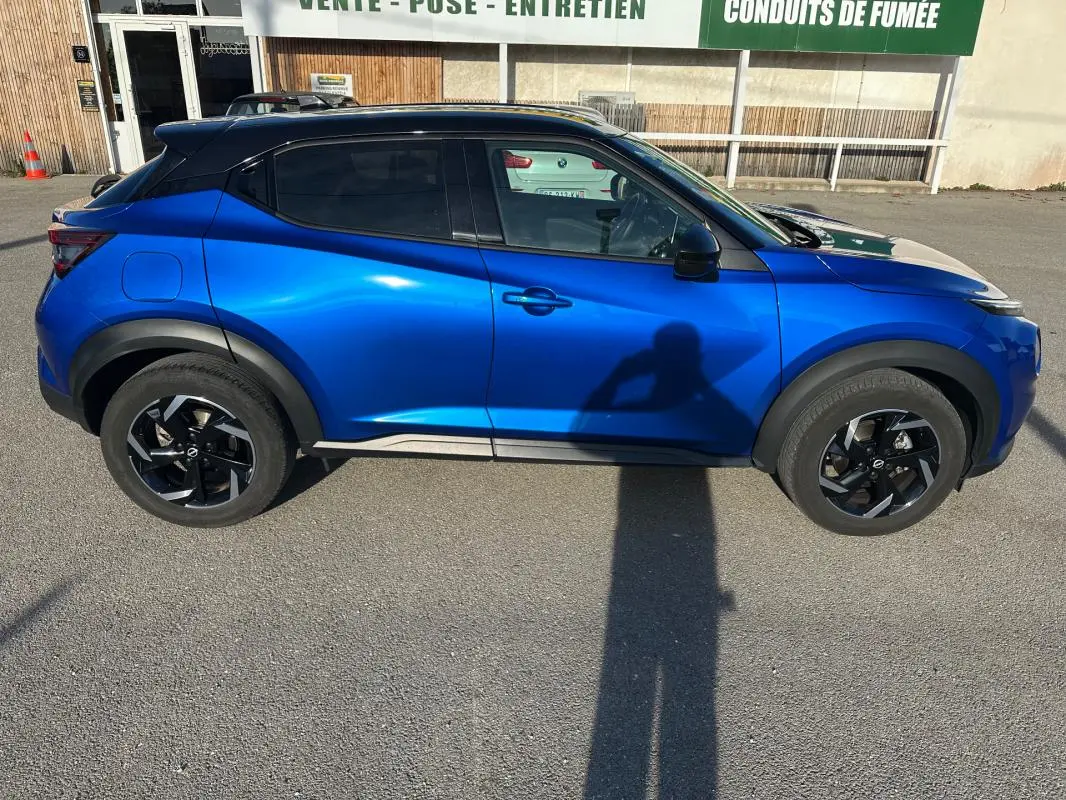 Vue de profil côté gauche d'un Nissan Juke 2024 bleu clair avec jantes alliage noires de 17 pouces.
