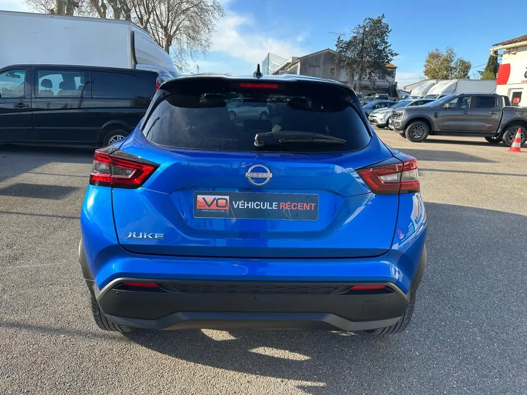 Vue arrière d'un Nissan Juke 2024 bleu clair avec feux LED et jantes alliage 17 pouces en extérieur.
