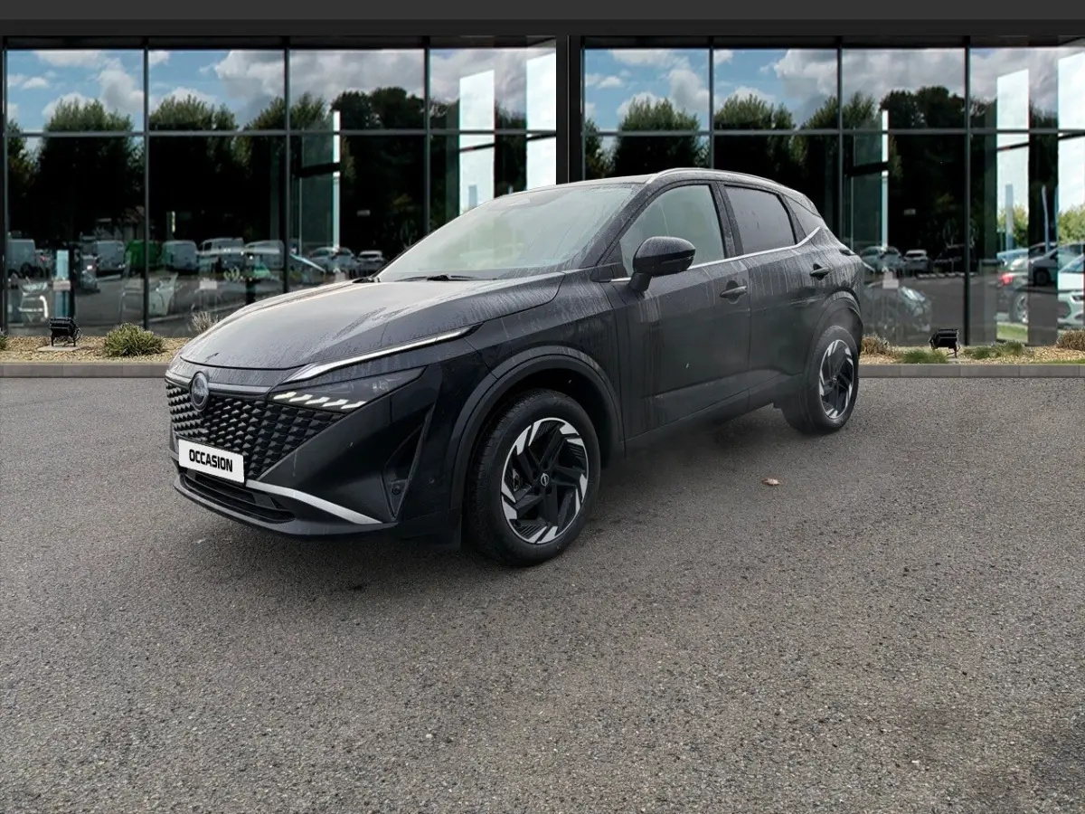 Nissan Qashqai noir en 3/4 avant droit, avec calandre moderne et jantes au design géométrique.