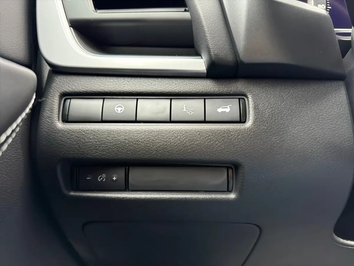 Gros plan sur les boutons de commande noirs du tableau de bord du Nissan Qashqai 1.5 e-Power 205 N-Connecta 2025.