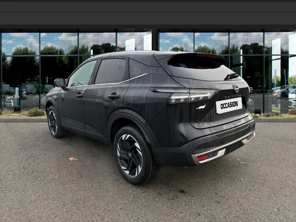 Nissan Qashqai noir vu en 3/4 arrière droit, avec feux arrière LED et jantes alliage distinctives.