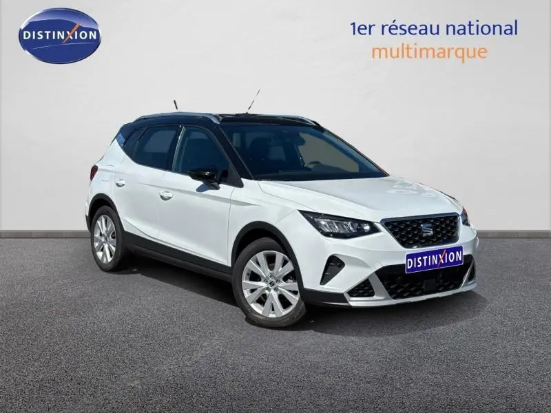 SEAT Arona blanc Nevada avec toit noir, vue 3/4 avant droit, jantes alu et calandre noire distinctive.