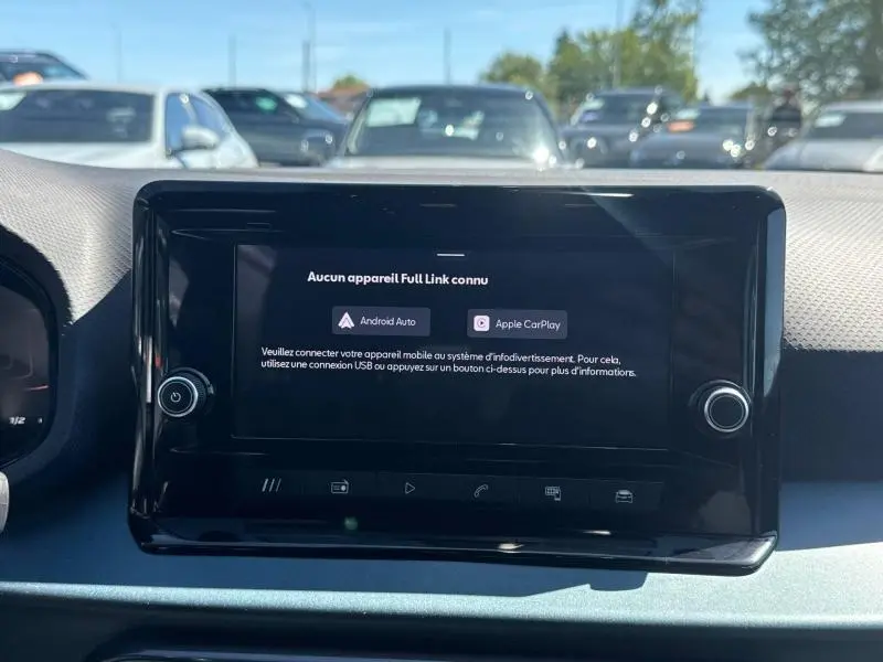 Écran tactile central du tableau de bord du SEAT Arona 2025 affichant l'interface Android Auto et Apple CarPlay.