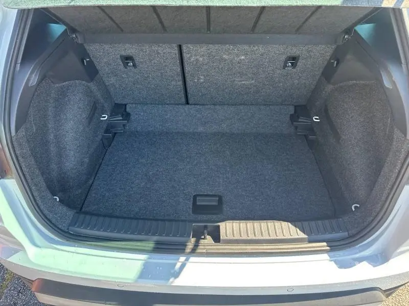 Coffre ouvert vu de dessus du SEAT Arona blanc Nevada Métal avec intérieur de coffre en tissu gris.