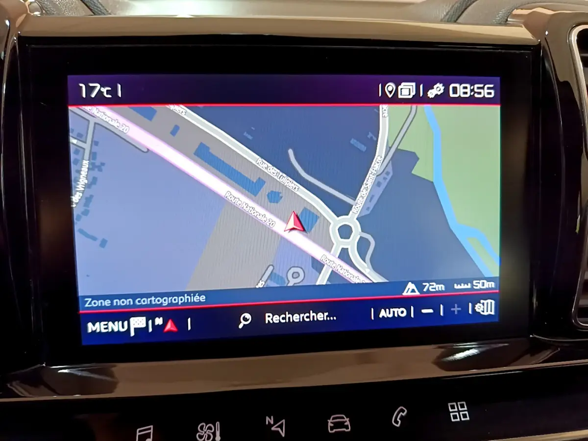 Écran tactile du système CITROËN Connect Nav affichant une carte de navigation dans un C5 Aircross 2020.