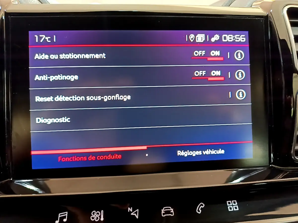 Écran tactile central du Citroën C5 Aircross 2020 affichant les réglages d'aide à la conduite en intérieur noir brillant