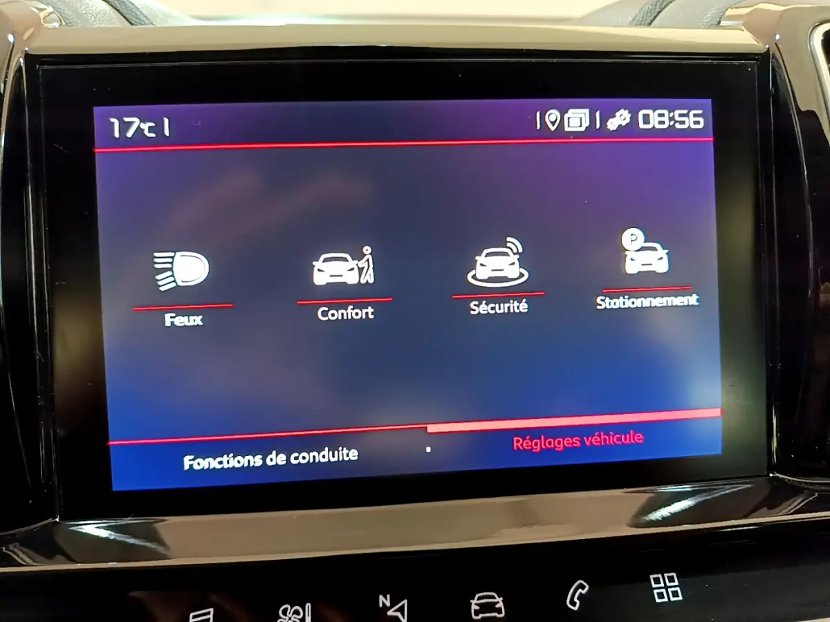Écran tactile intérieur du Citroën C5 Aircross 2020 affichant les menus Feux, Confort, Sécurité et Stationnement.