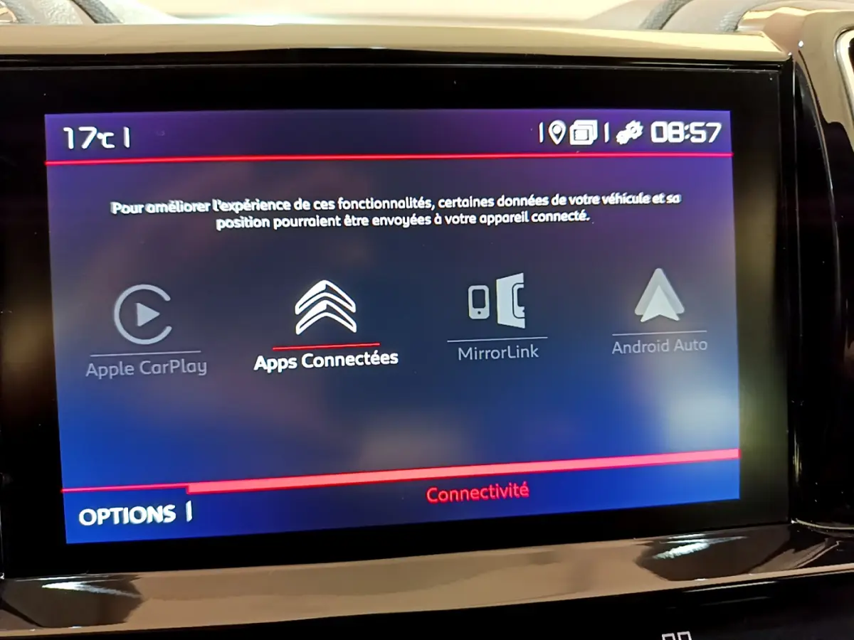 Écran tactile central du Citroën C5 Aircross 2020 affichant les options de connectivité avec interface en français