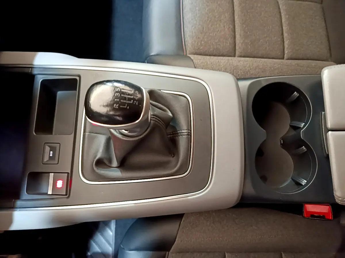 Gros plan sur la console centrale grise du Citroën C5 Aircross 2020 avec levier de vitesse manuel et porte-gobelets.