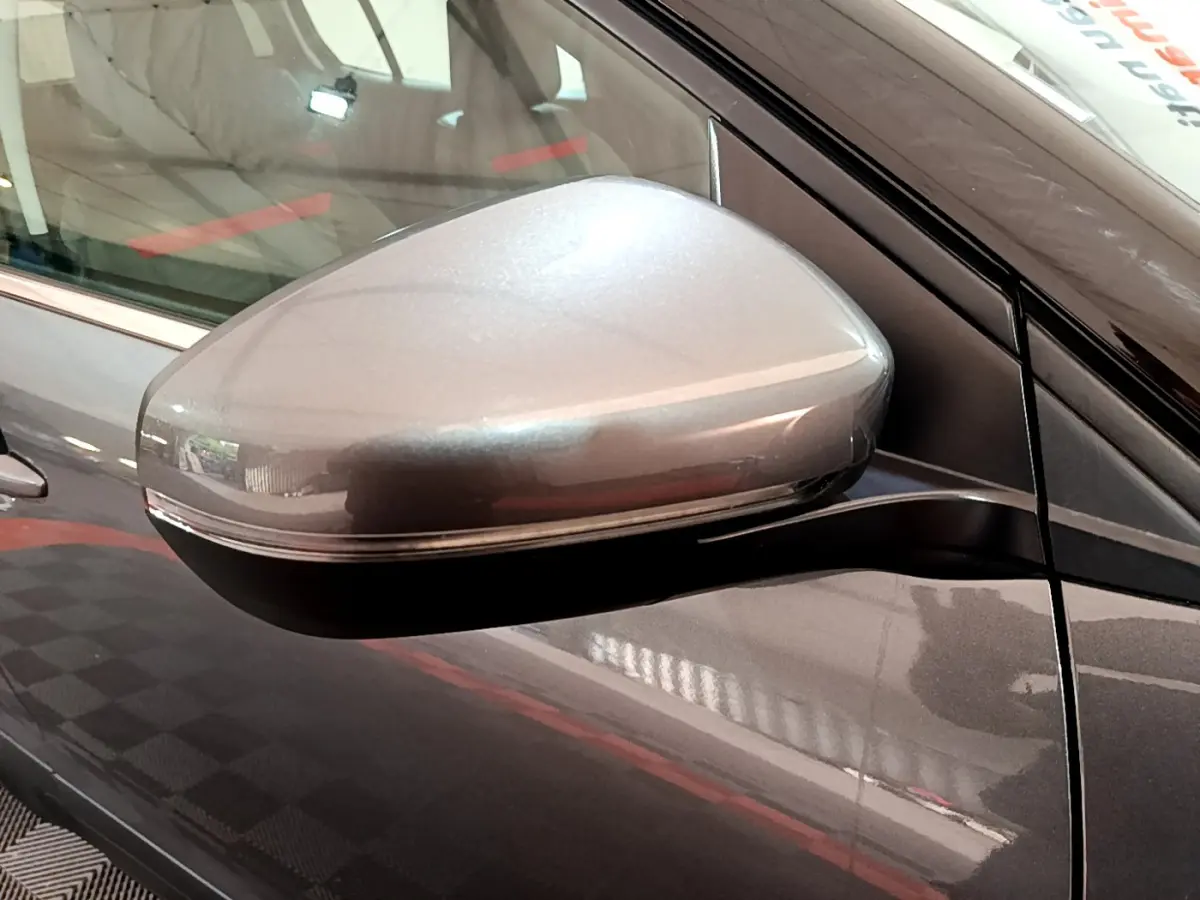 Rétroviseur côté gauche gris foncé du Citroën C5 Aircross 2020 avec insert noir et ligne chromée sur la porte.