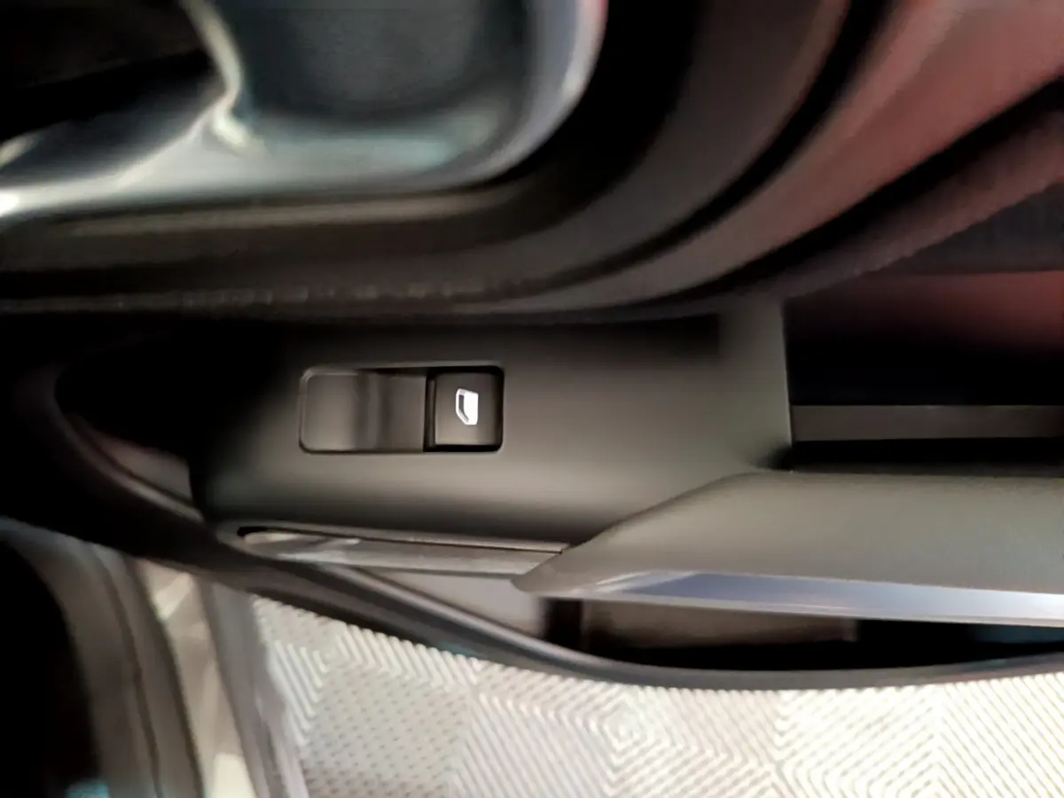 Détail de la commande de lève-vitre côté gauche intérieur d'un Citroën C5 Aircross gris foncé 2020.