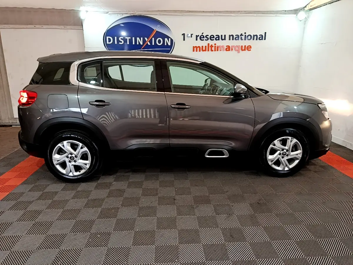 Profil droit d'un Citroën C5 Aircross gris foncé 2020 avec jantes alliage 17 pouces et inserts Silver Anodisé visibles.