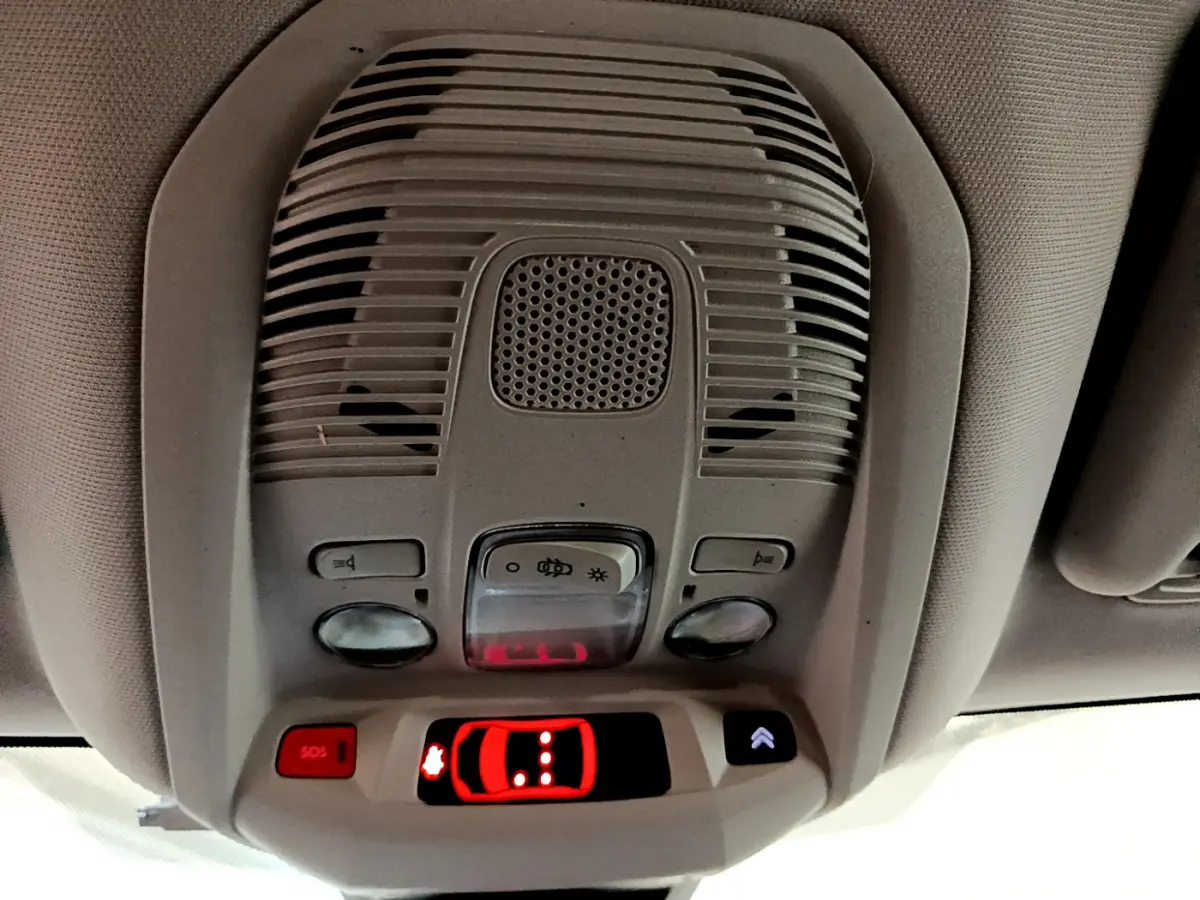 Vue rapprochée du plafonnier gris clair avec commandes lumineuses et bouton SOS du Citroën C5 Aircross 2020.