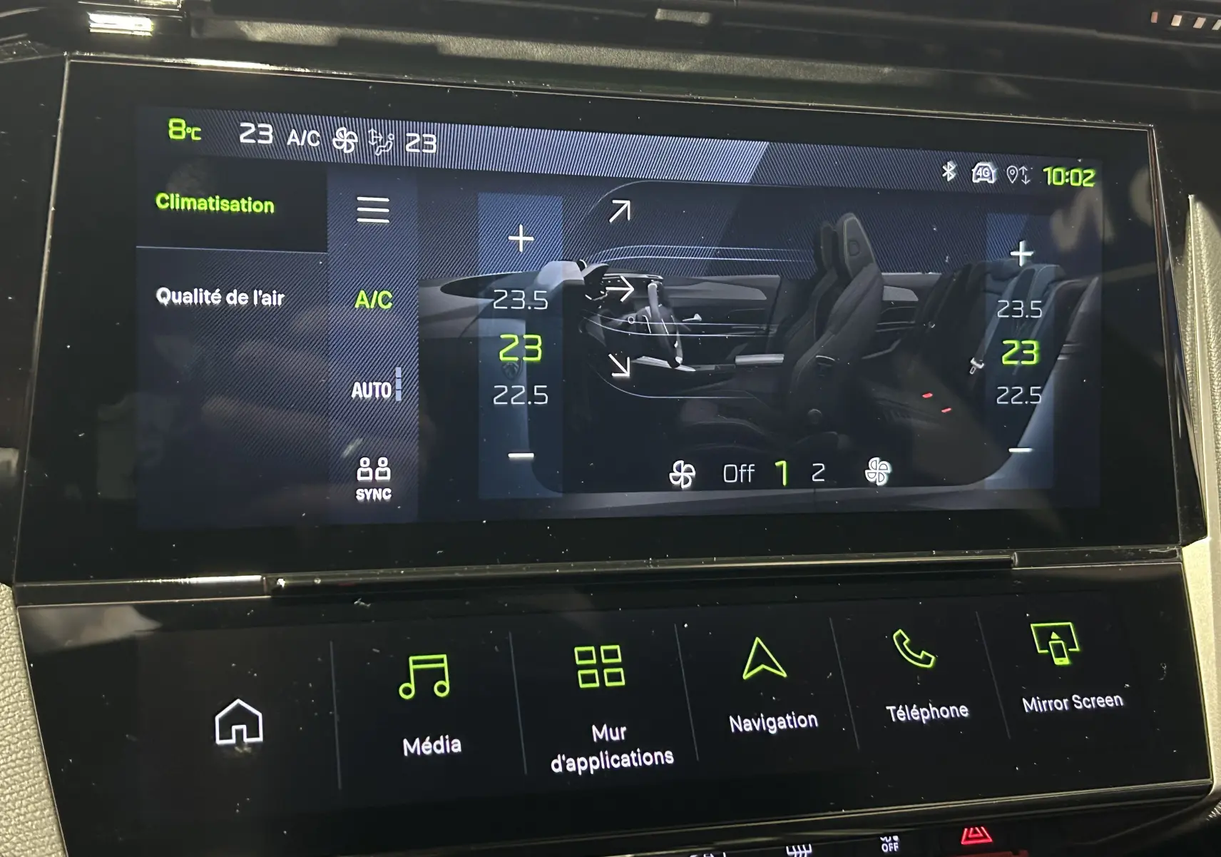 Écran tactile central de la Peugeot 308 gris Selenium montrant la climatisation et les options multimédia.