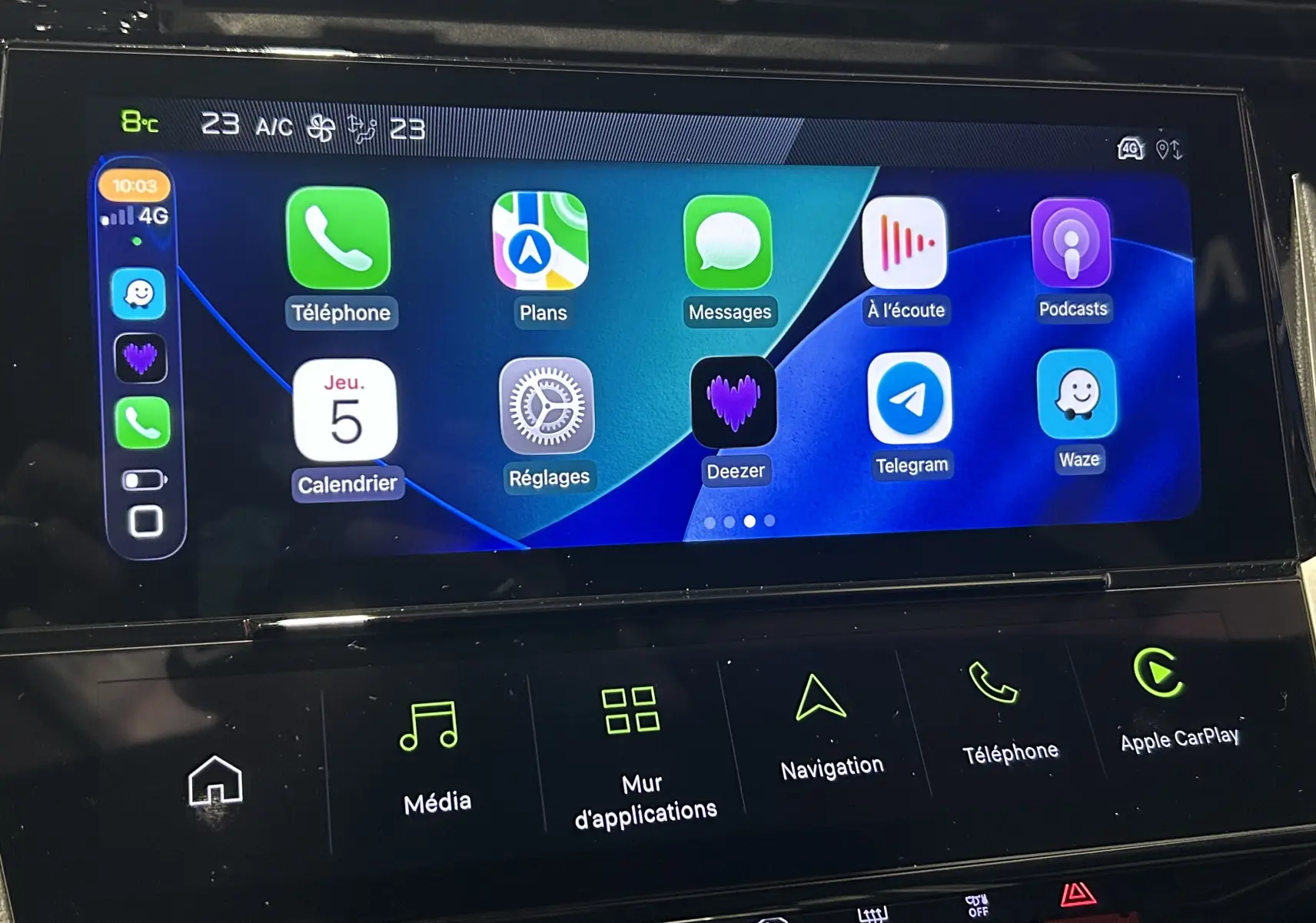Écran tactile central du Peugeot 308 III Ph.2 Hybrid 145 GT, affichant Apple CarPlay et applications connectées.