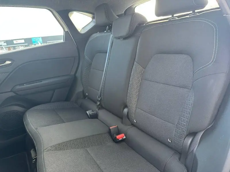 Vue intérieure côté droit sur la banquette arrière tissu gris du Renault Captur 2025 blanc nacré/noir étoile.