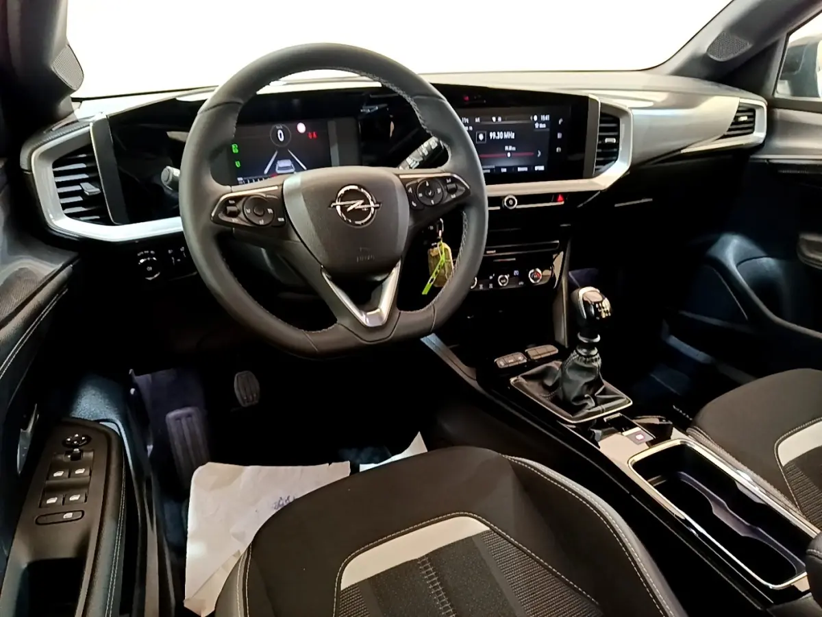 Vue intérieure centrée sur le volant et la console centrale d’une Opel Mokka 1.2 Turbo 136ch GS avec boîte manuelle.
