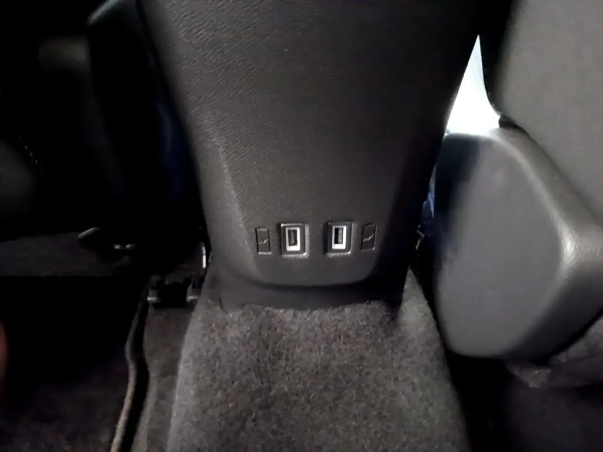 Prise USB arrière double vue en gros plan sur la console centrale noire du Opel Mokka bleu 2024.
