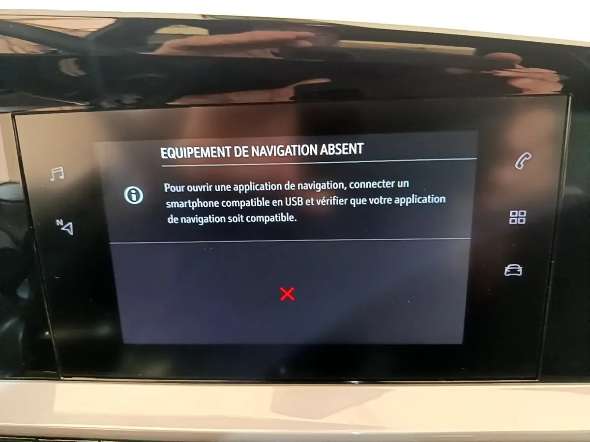 Écran tactile central du tableau de bord de l’Opel Mokka 2024 affichant un message d’équipement de navigation absent.
