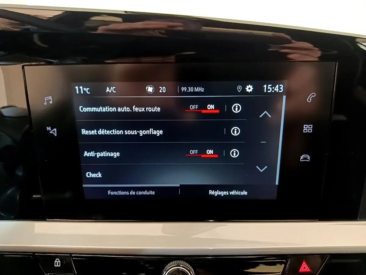 Écran tactile central de l’Opel Mokka 2024 affichant les réglages d’aide à la conduite, intérieur beige et noir.