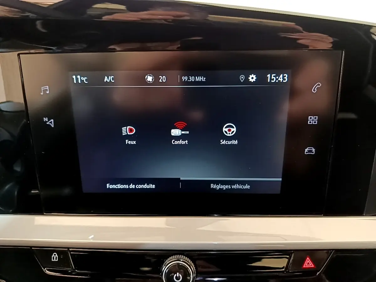 Écran tactile central affichant les réglages de conduite dans l’Opel Mokka 2024, intérieur beige.