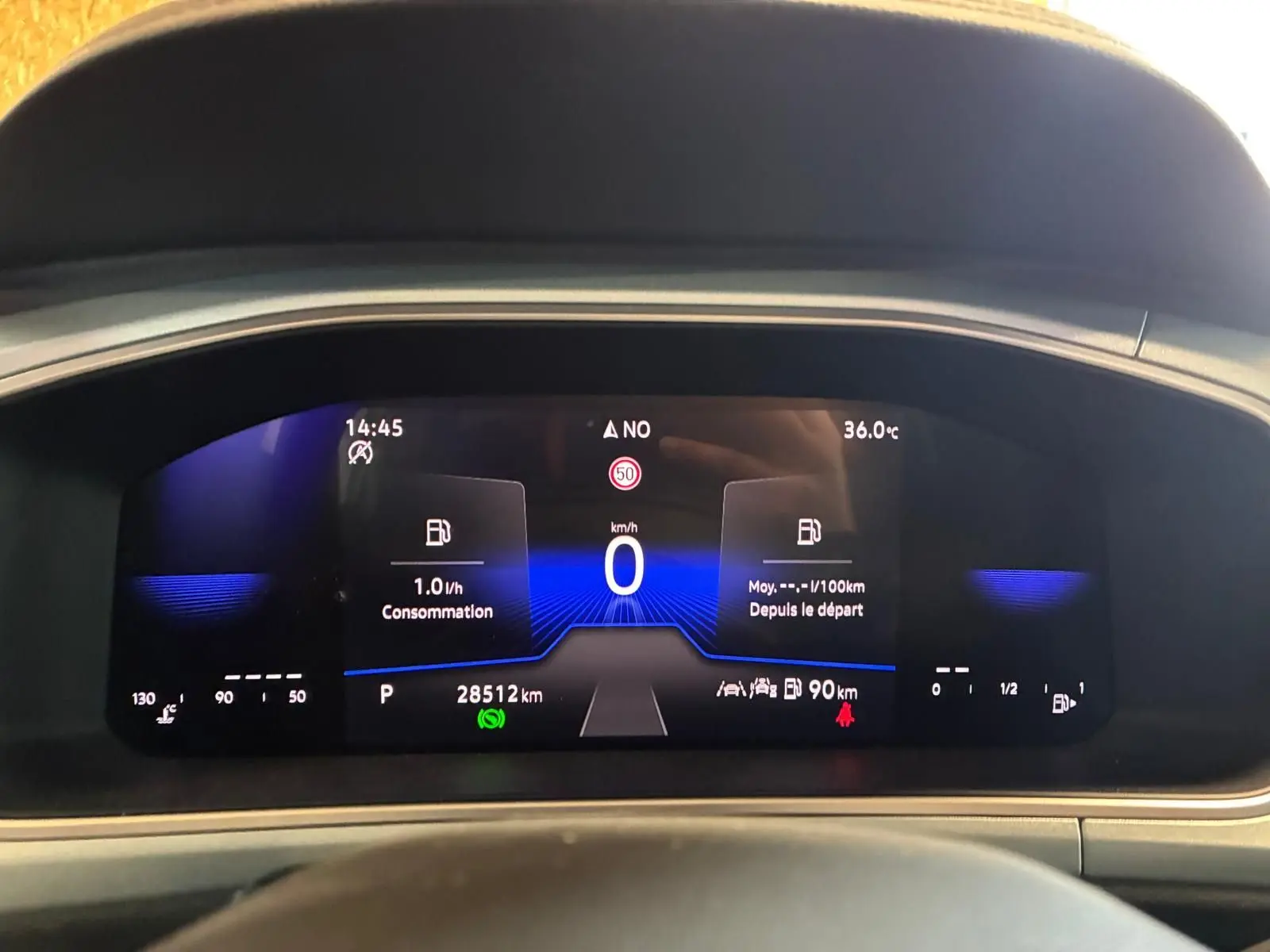 Tableau de bord numérique du Volkswagen T-Roc 2025 affichant la consommation, vitesse à 0 km/h et température extérieure à 36°C.