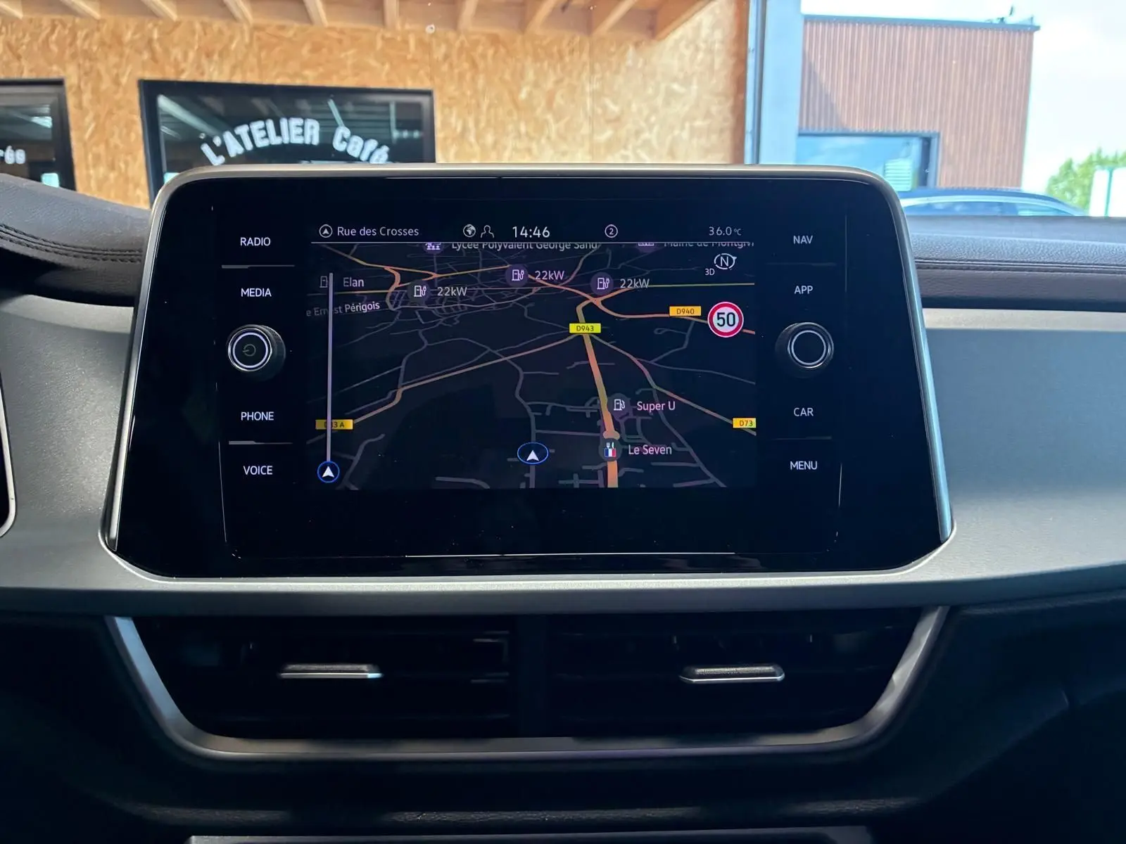 Écran tactile central du Volkswagen T-Roc 2025 affichant la navigation, vue de face intérieure.