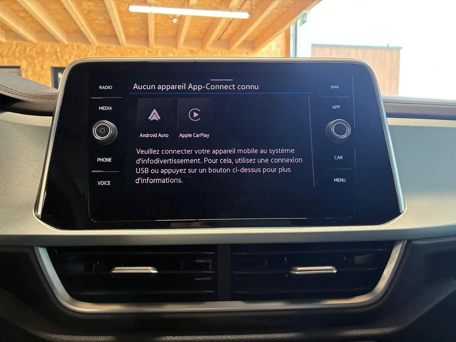 Écran tactile central du Volkswagen T-Roc 2025 affichant la connexion Android Auto et Apple CarPlay, intérieur noir.