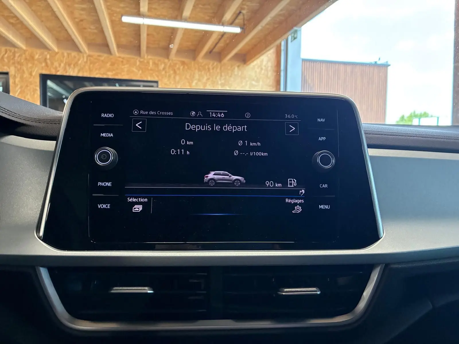 Écran central tactile du Volkswagen T-Roc 2025 affichant les données de trajet, avec tableau de bord et aérateurs visibles.