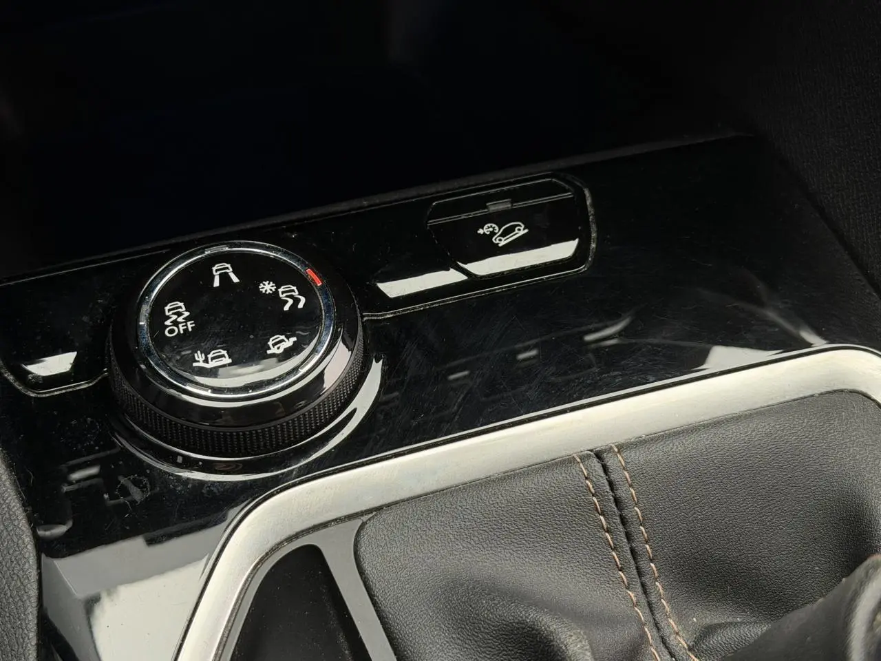 Gros plan sur la molette Advanced Grip Control et bouton Hill Assist dans l’habitacle noir du Peugeot 5008 GT Line 2019.
