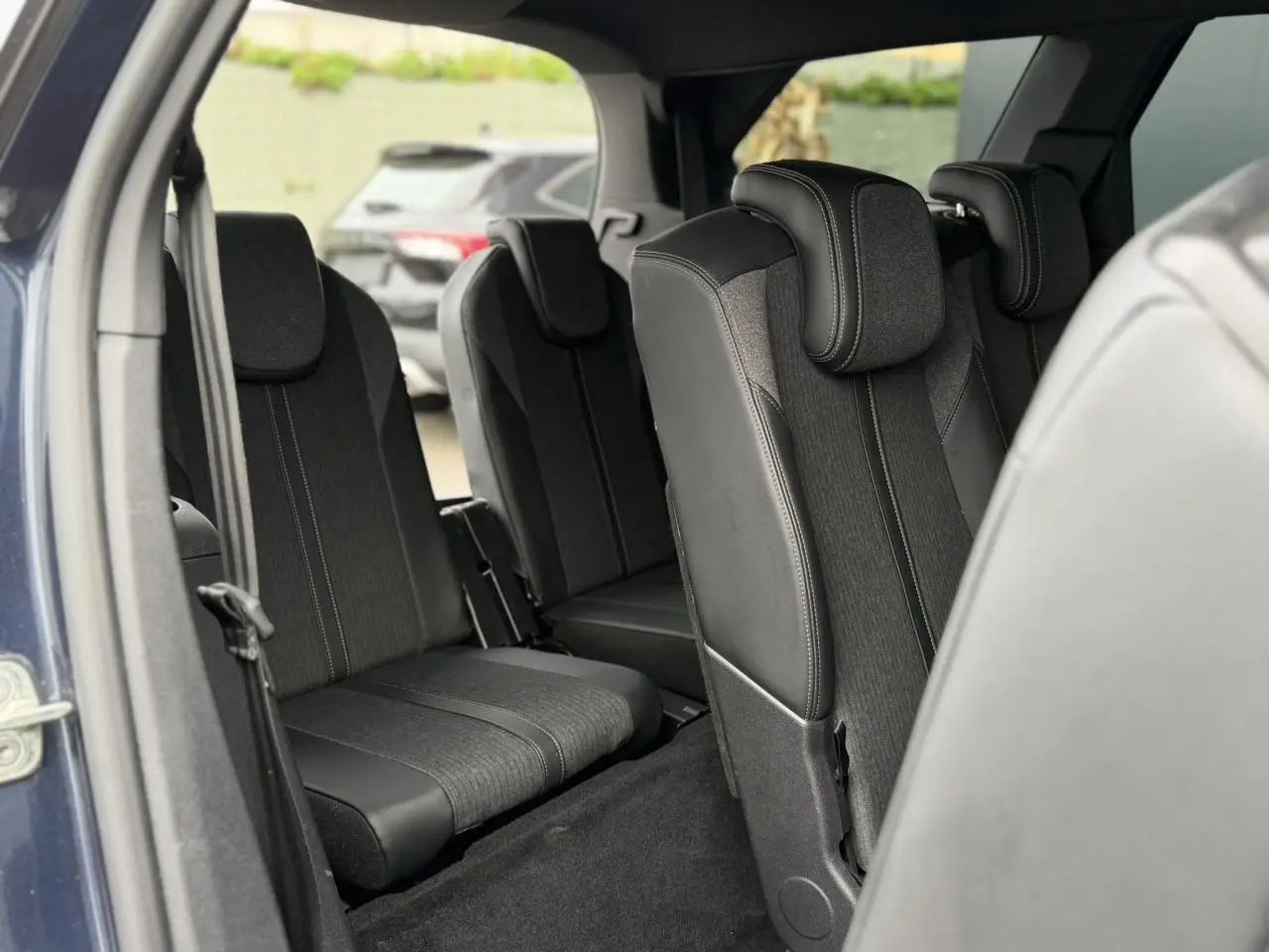 Vue intérieure côté gauche des sièges arrière indépendants et escamotables du Peugeot 5008 bleu foncé, version 7 places.
