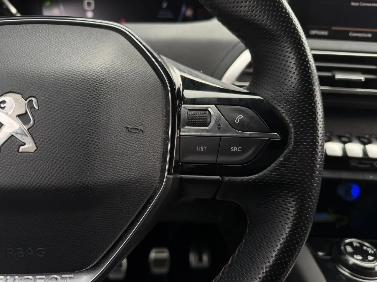 Gros plan sur le volant cuir perforé du Peugeot 5008 GT Line 2019 avec commandes intégrées côté droit.