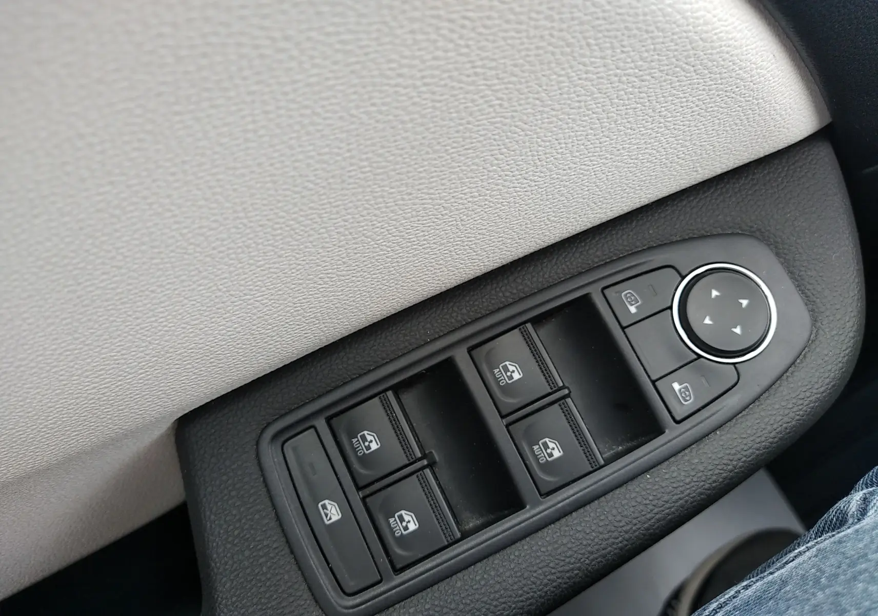 Commande des vitres électriques et réglage des rétroviseurs sur la porte côté conducteur d'une Renault Clio V.