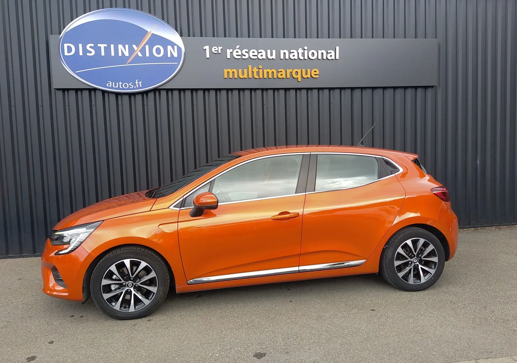 Profil côté gauche de la Renault Clio V E-TECH 140ch 21N Intens orange 2022, avec jantes alliage et détails chromés.