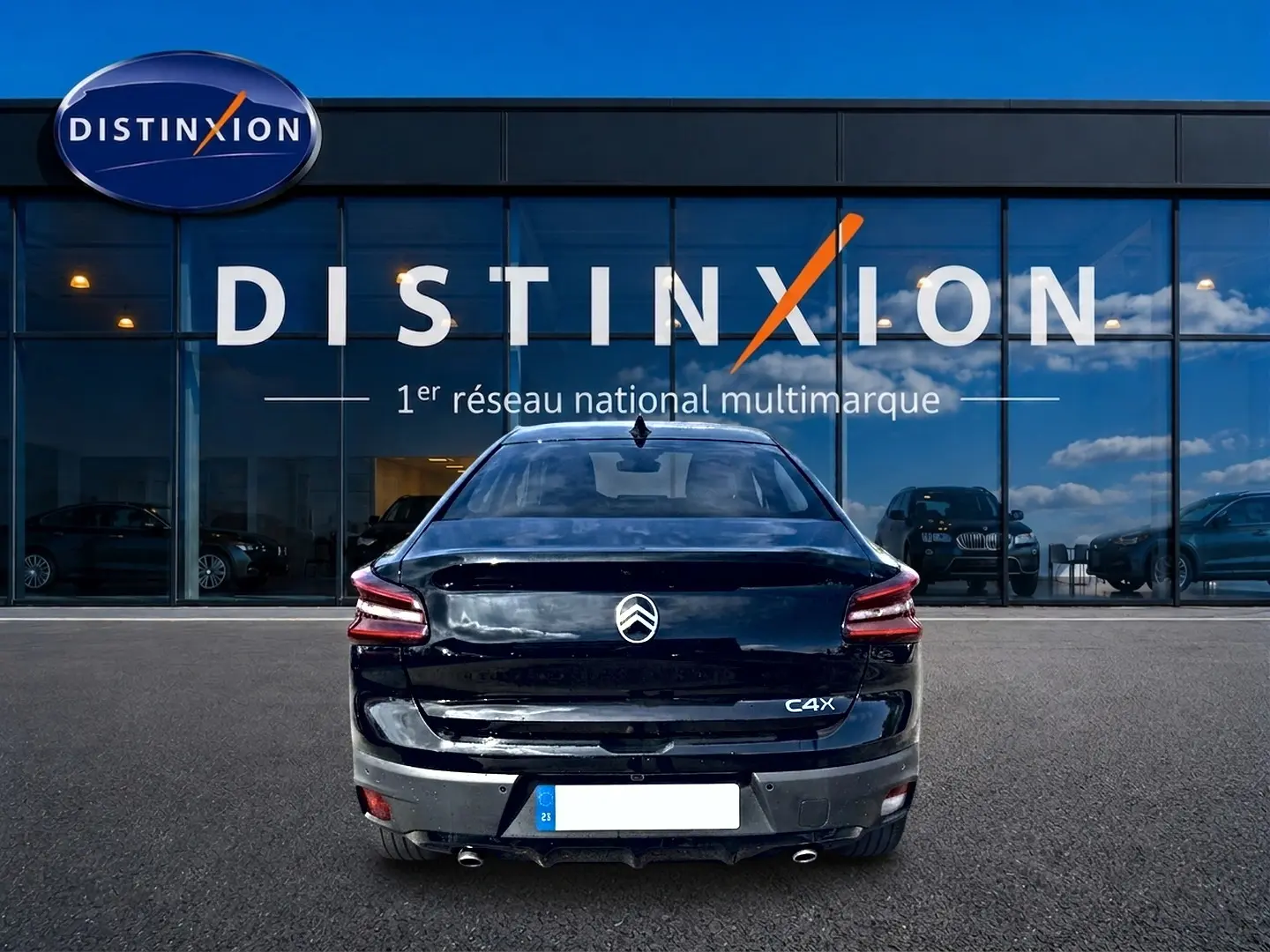 Vue arrière d'une Citroën C4 X noire 2025 avec feux arrière LED et double sortie d'échappement chromée.