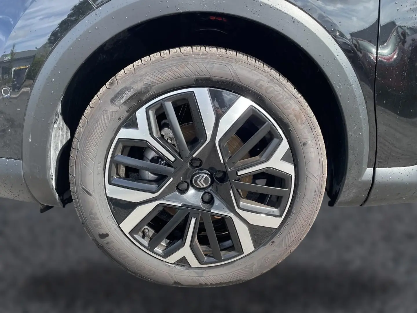Gros plan sur la jante alu noire et argentée du côté gauche d'une Citroën C4 X noire de 2025.
