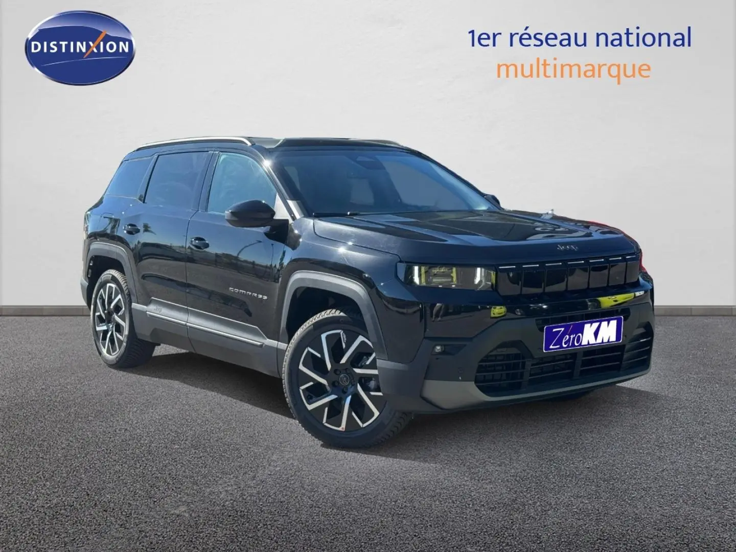 Jeep Compass 2026 Yosemite noir, vue 3/4 avant droit avec jantes alu et toit noir brillant.