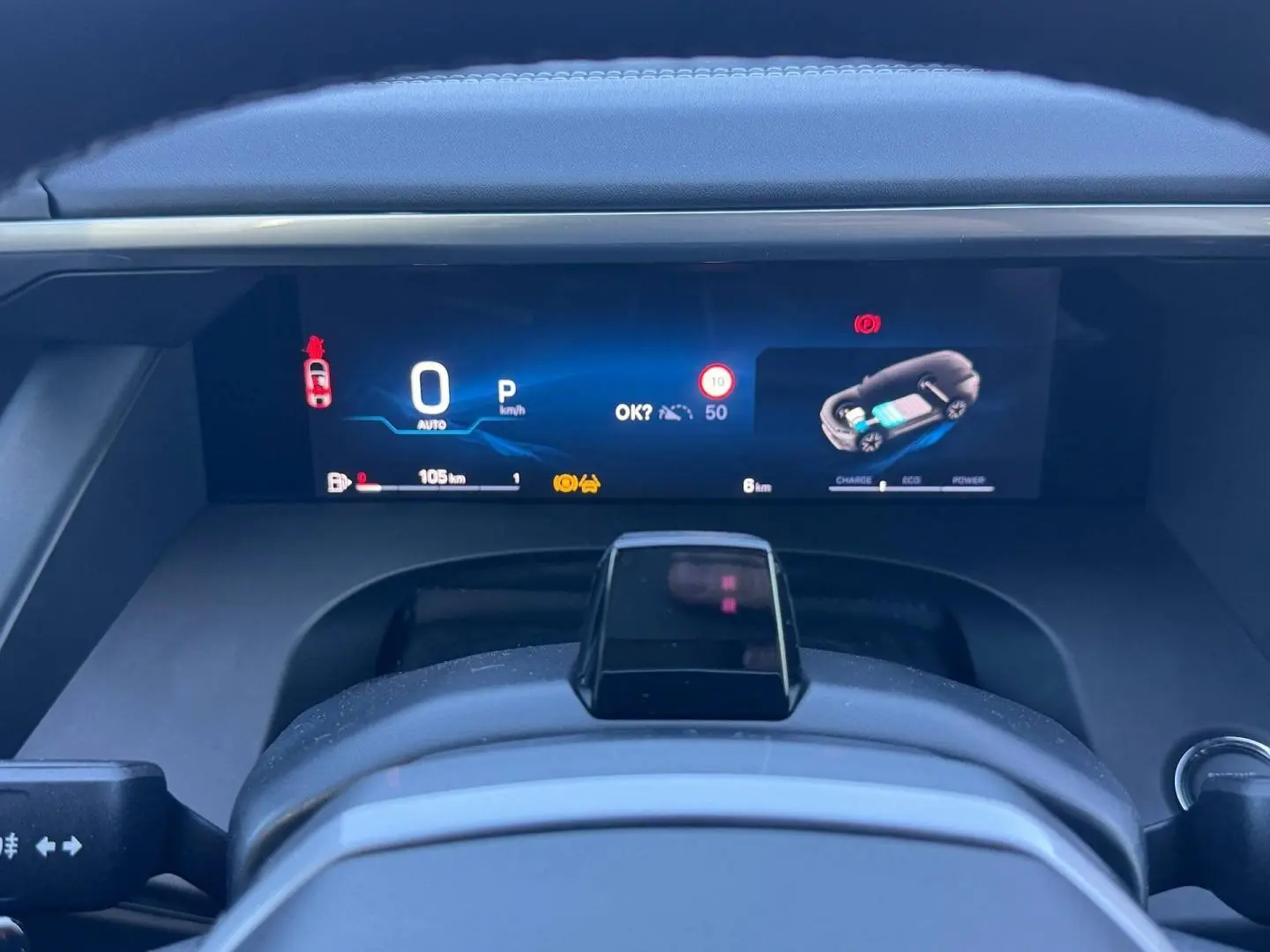 Vue rapprochée du tableau de bord numérique du Jeep Compass 2026, affichage hybride et indicateurs de conduite.