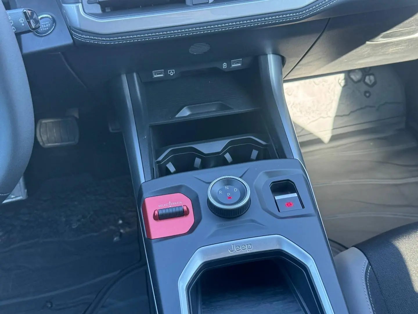 Vue rapprochée de la console centrale du Jeep Compass Yosemite 2026, avec molette de boîte auto et bouton rouge Selec-Terrain.