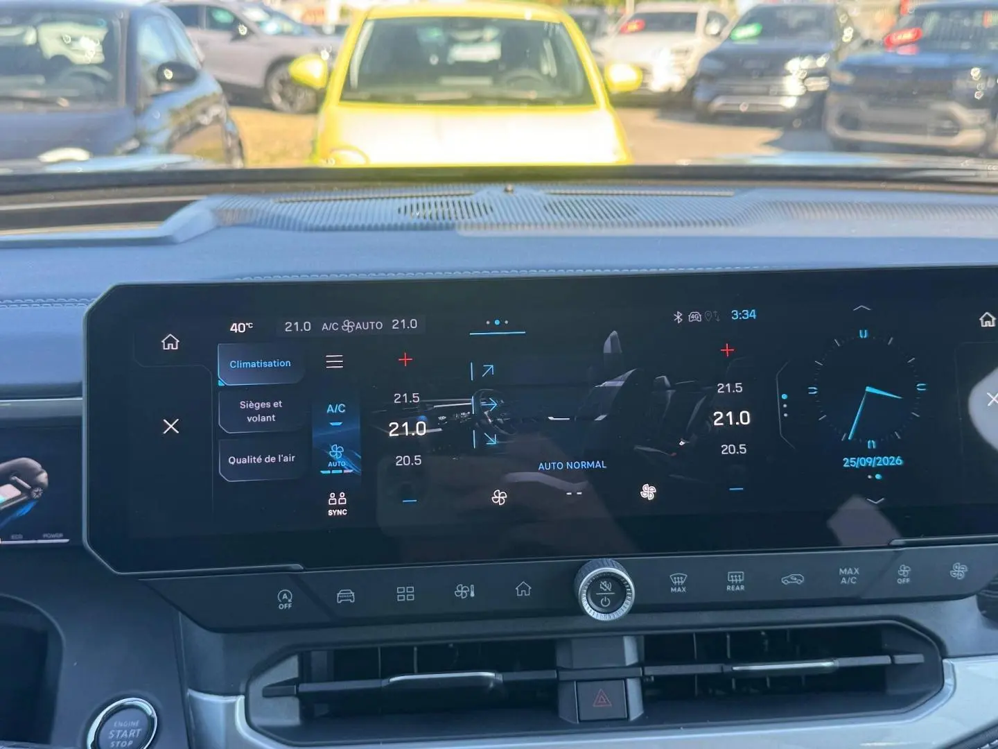 Vue intérieure du tableau de bord du Jeep Compass 2026 avec écran tactile affichant la climatisation bi-zone.