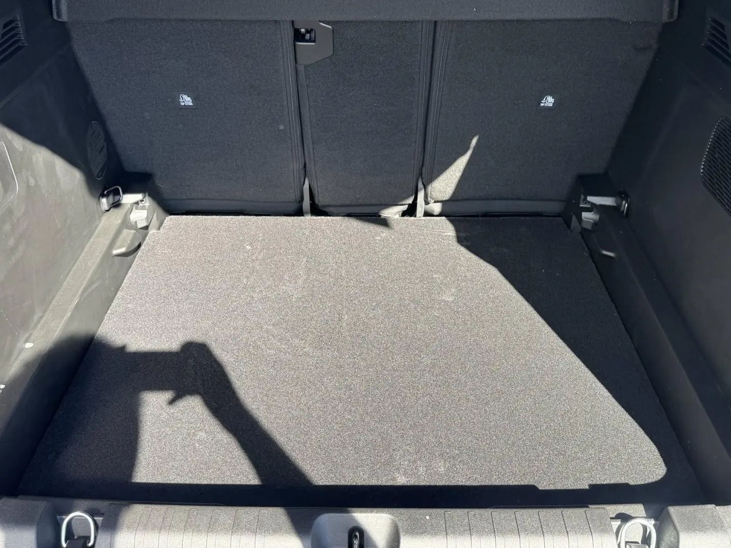 Coffre ouvert en vue plongeante du Jeep Compass 2026, espace de chargement avec tapis noir.