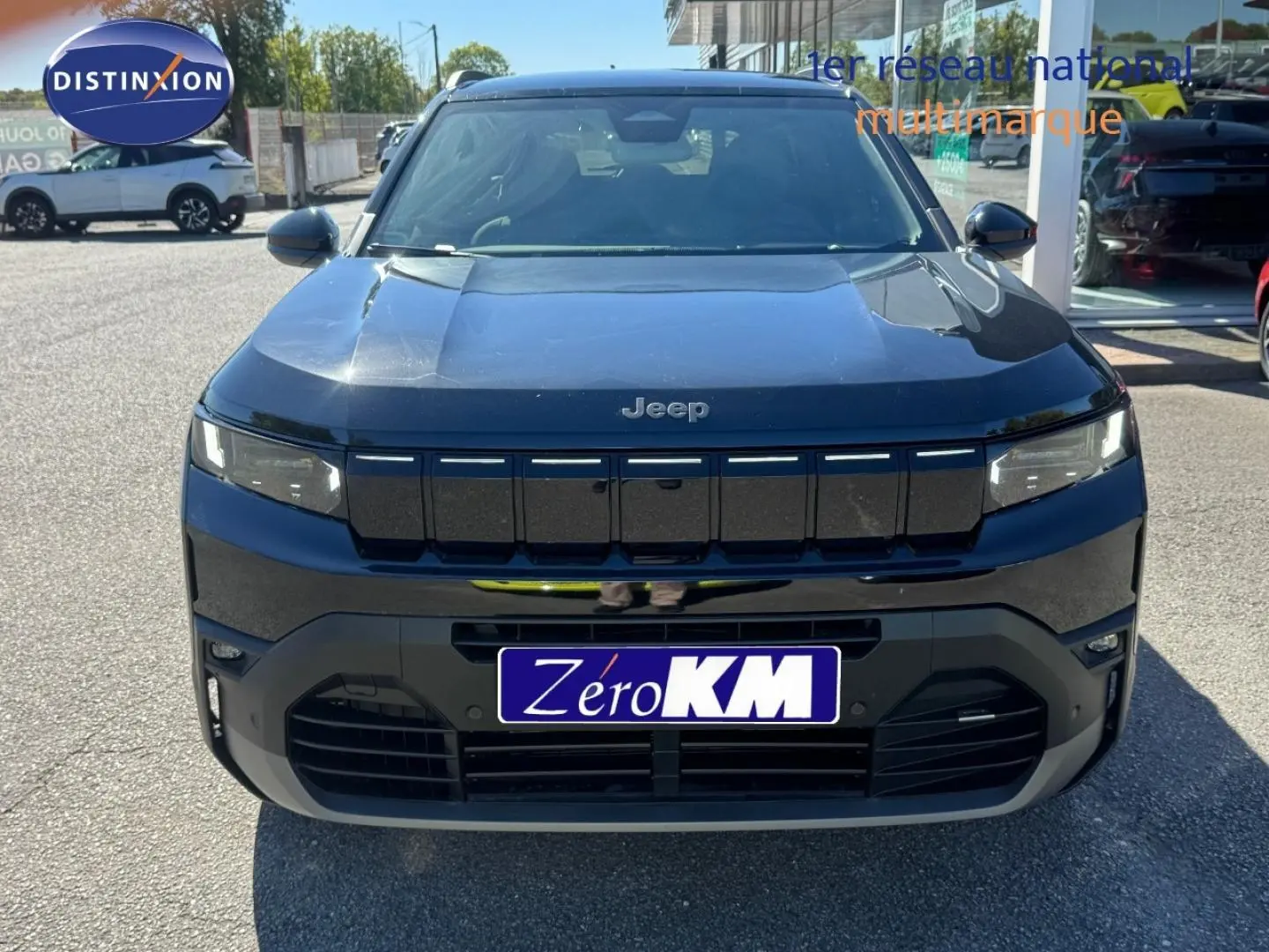 Vue avant d'un Jeep Compass 2026 Yosemite avec toit noir, mettant en valeur sa calandre distinctive et ses phares LED.