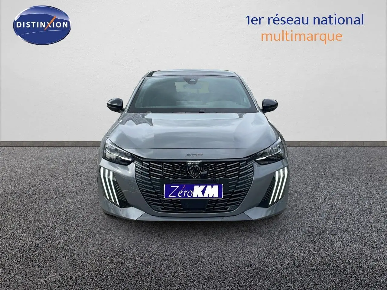 Vue frontale d'une Peugeot 208 gris selenium avec toit noir, feux LED et calandre noire distinctive.