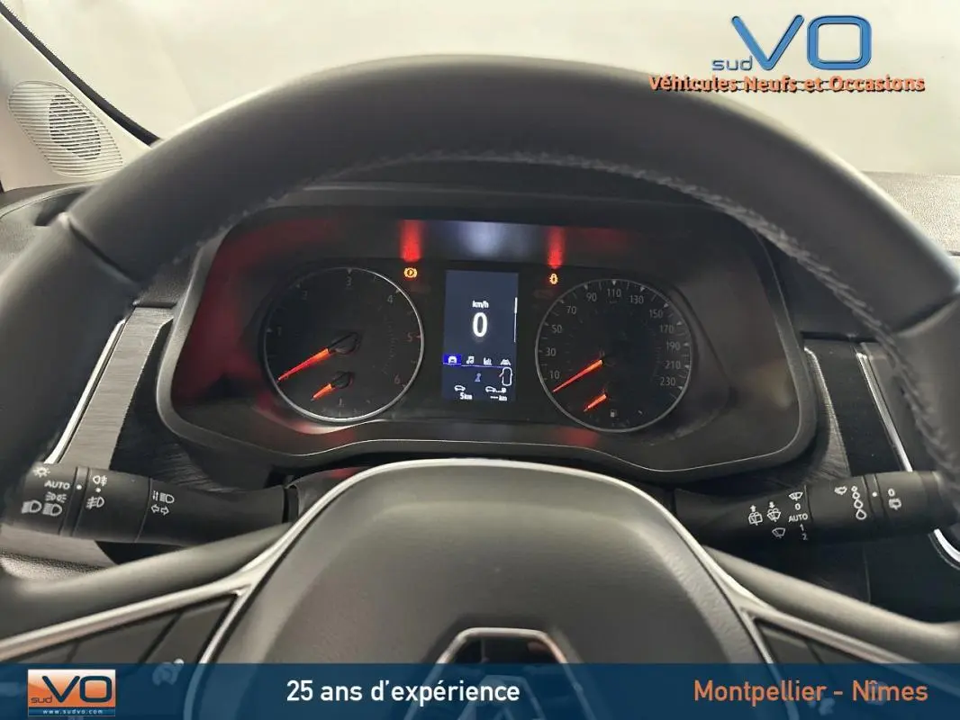 Vue rapprochée du tableau de bord et du volant du Renault Trafic Fourgon gris, affichant le compteur digital à zéro.