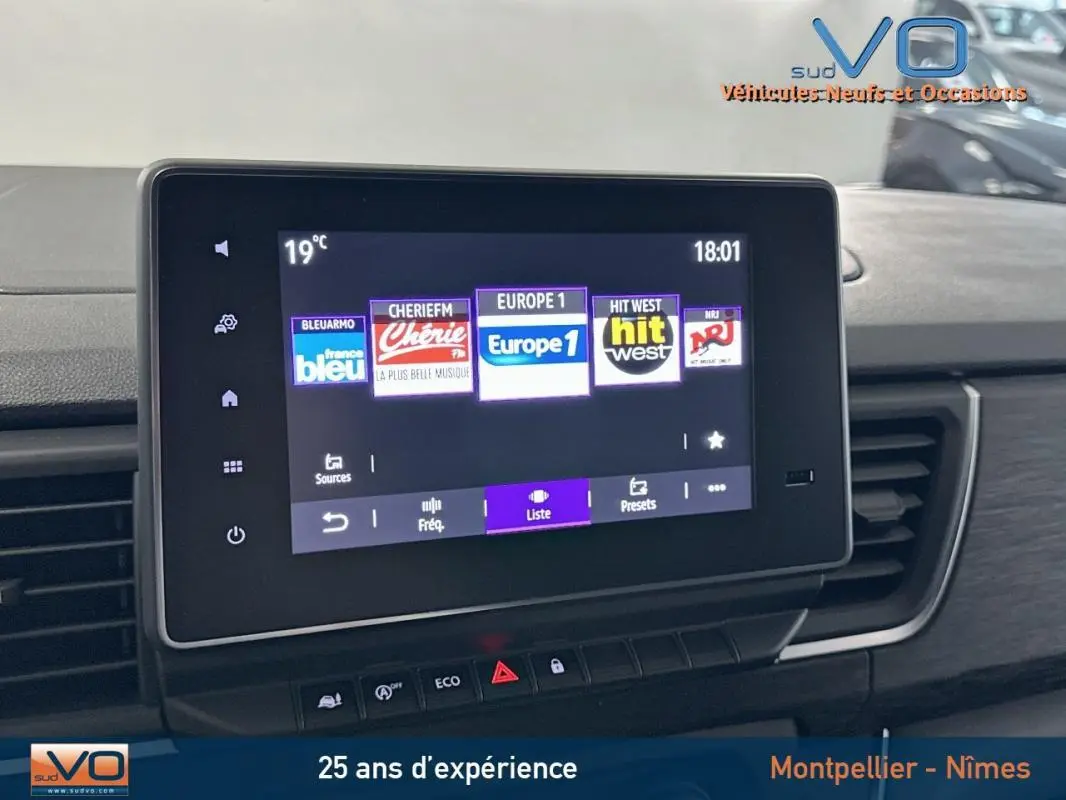 Écran tactile multimédia du Renault Trafic Fourgon gris 2025, affichant les stations radio avec commandes sous l'écran.