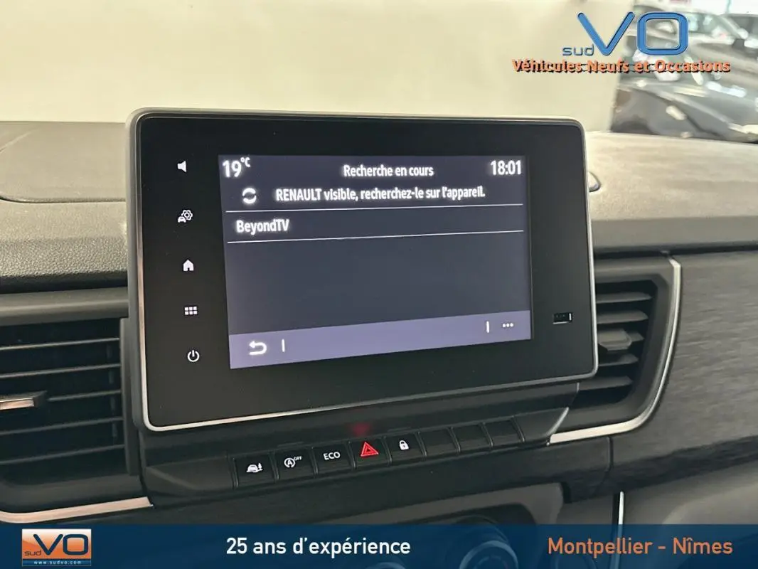Écran tactile central du tableau de bord du Renault Trafic Fourgon gris, avec commandes et affichage Bluetooth visible.