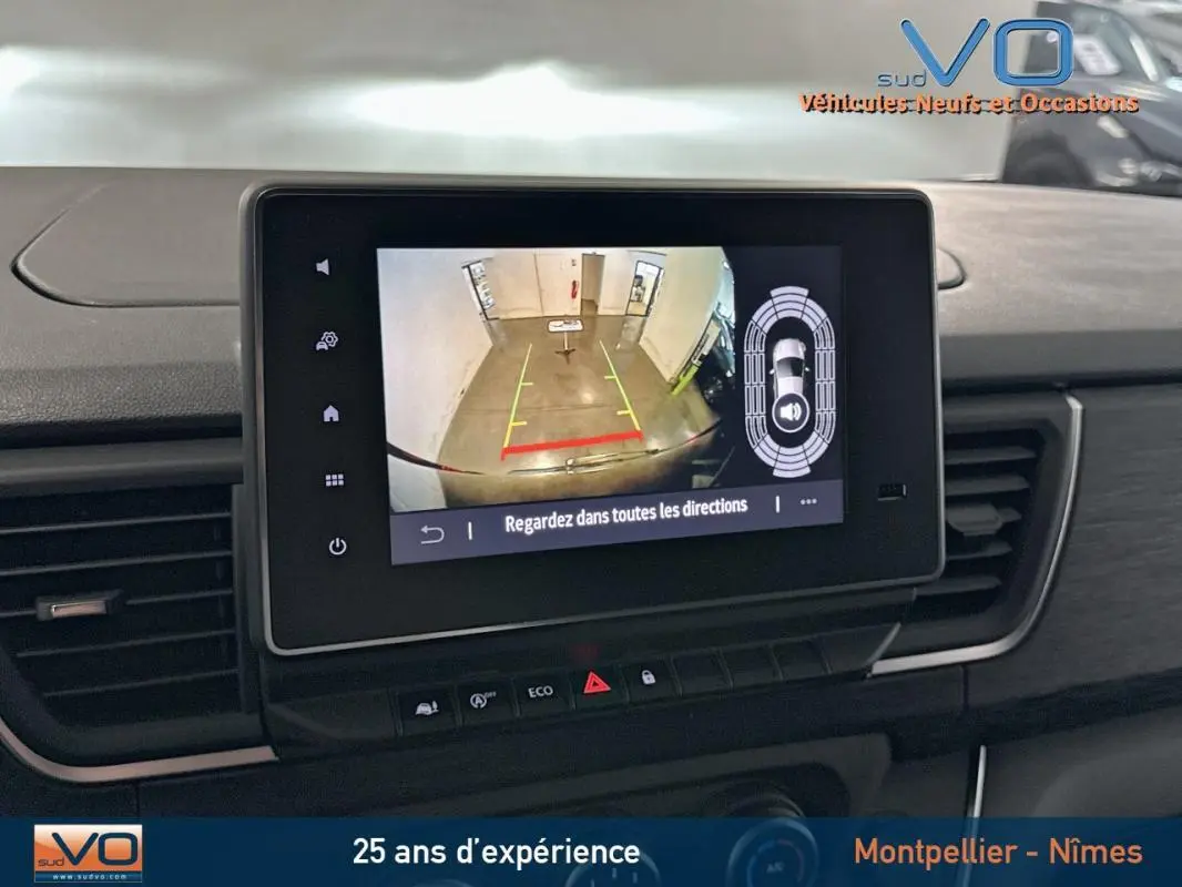 Écran central du Renault Trafic Fourgon gris 2025 montrant la caméra de recul avec aides au stationnement visibles.